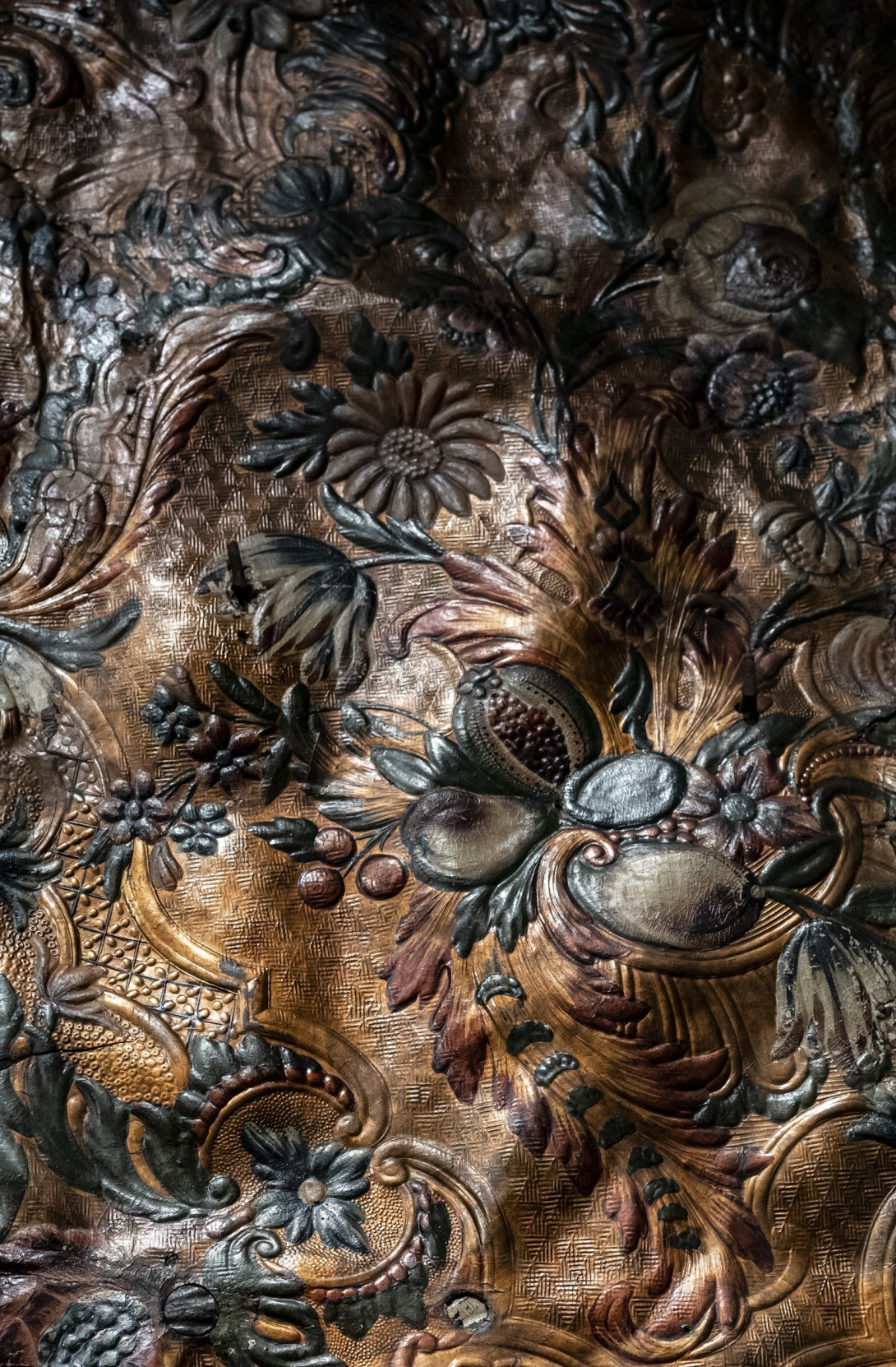 Houten detail met bloemen