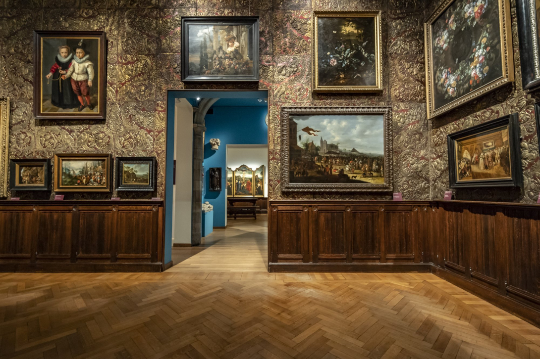 Interieur met schilderijen Mayer van den Bergh