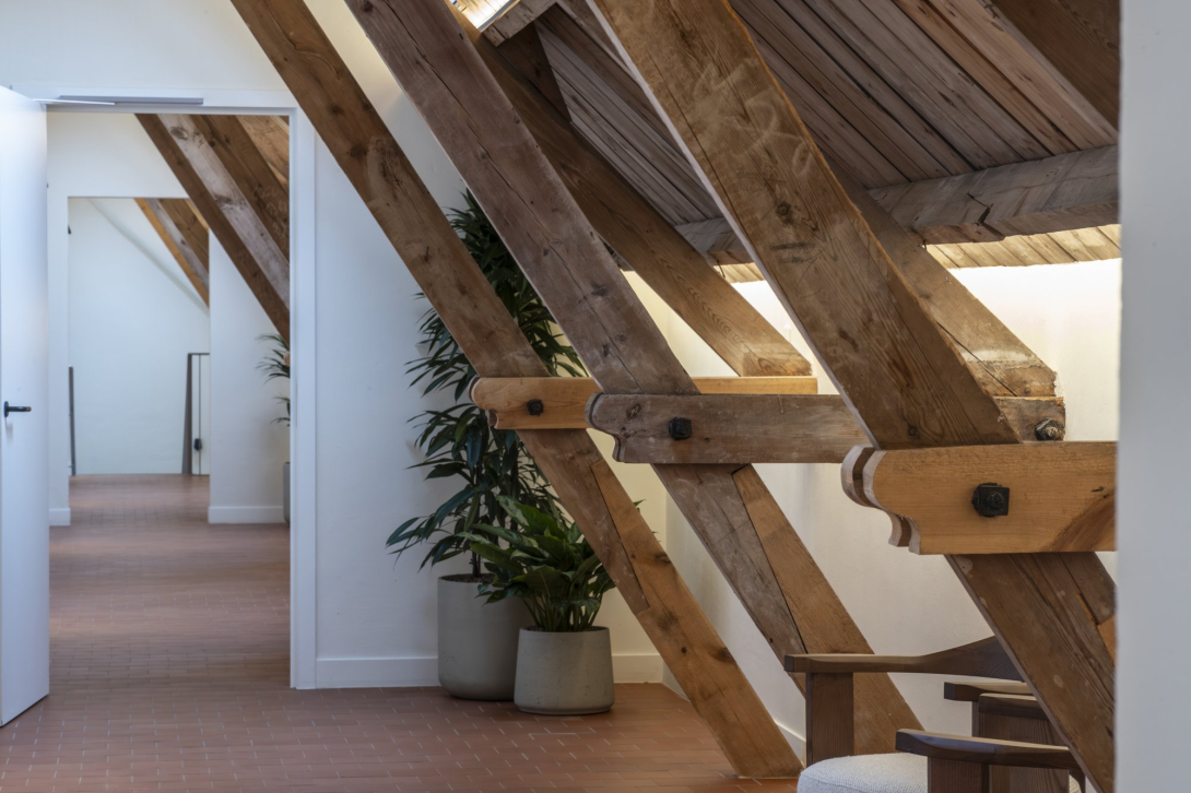 Gang met houten balken in Merksplas-kolonie hotel