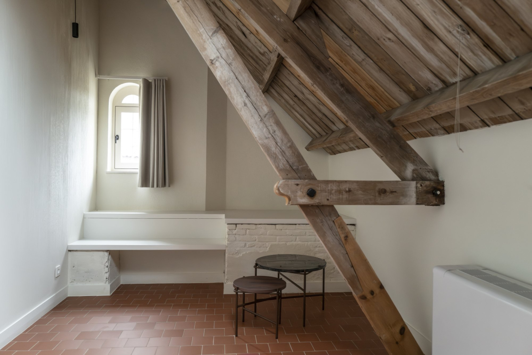 Kamer met oude elementen in Merksplas-kolonie hotel