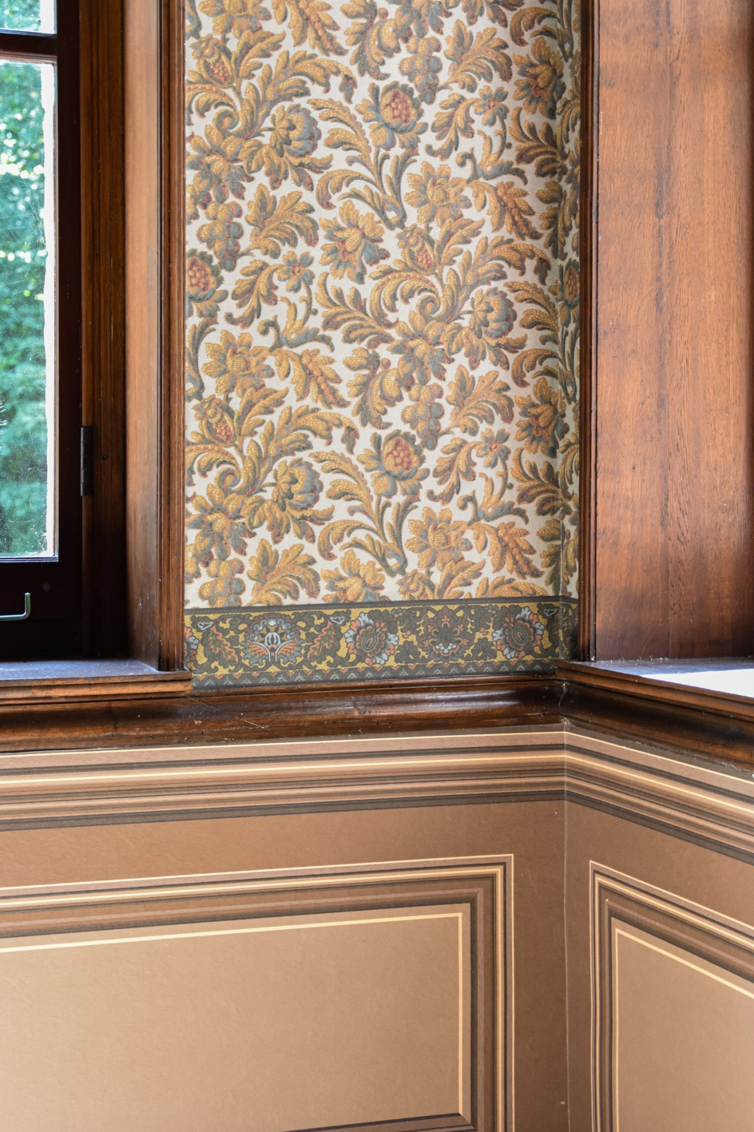 Detailfoto behang en vensters in interieur van Kasteel Beauvoorde