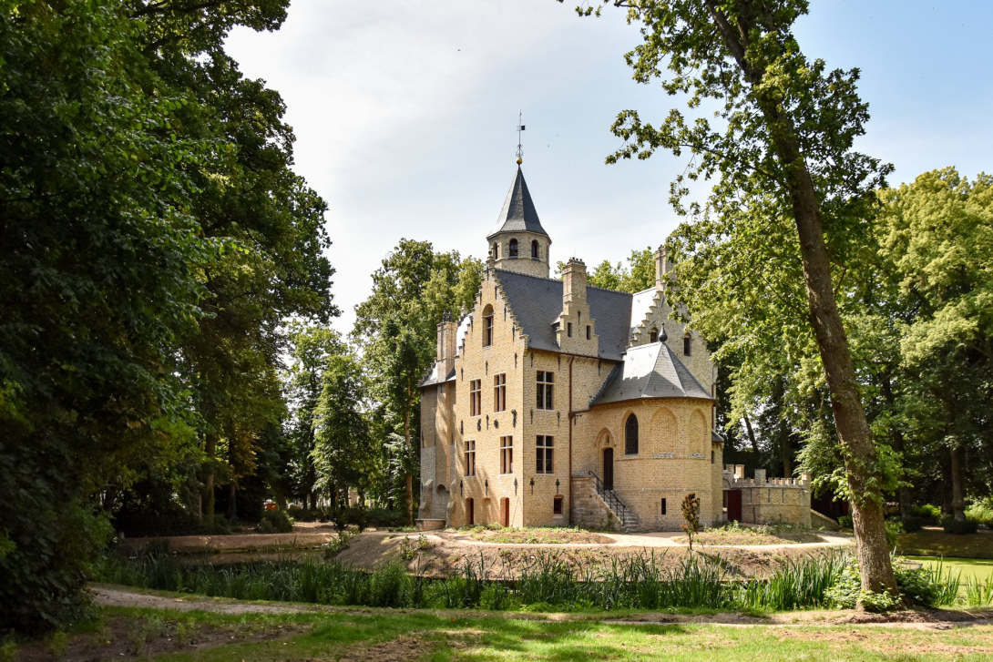 Kasteel Beauvoorde met omliggend landschap en bomen