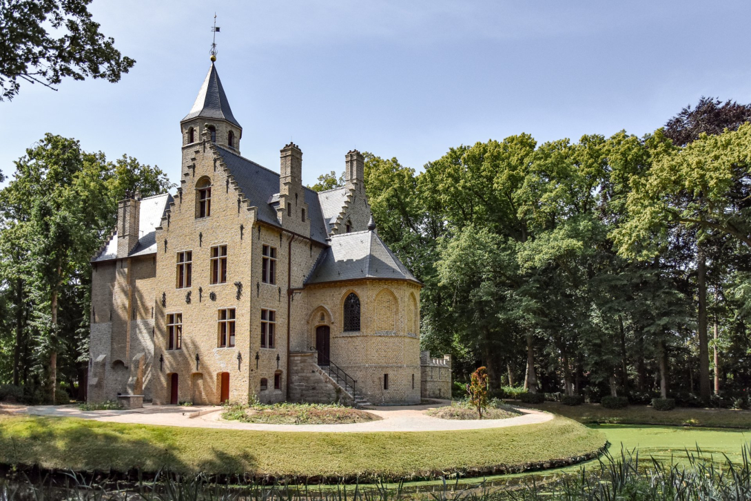 Kasteel Beauvoorde met omliggend landschap en gracht