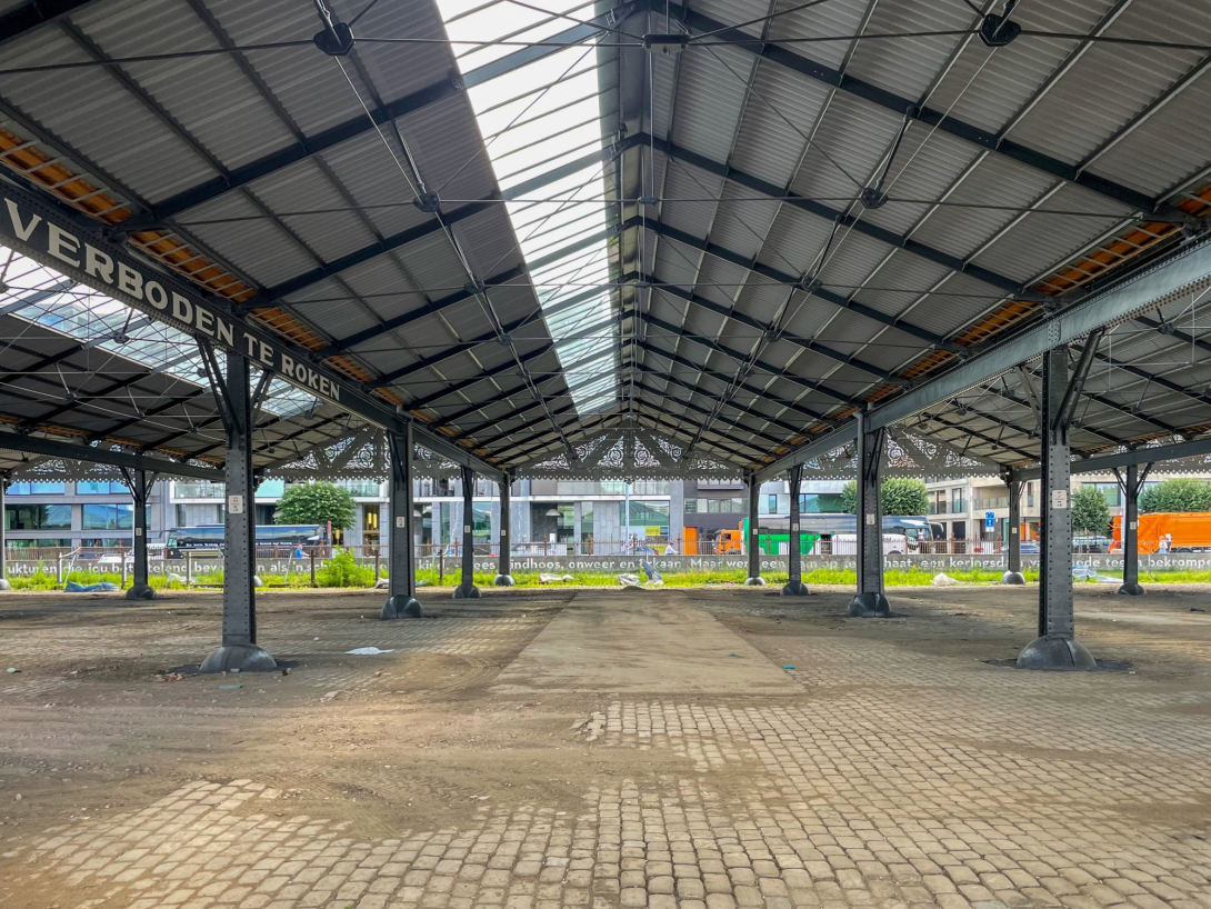Onder de hangars