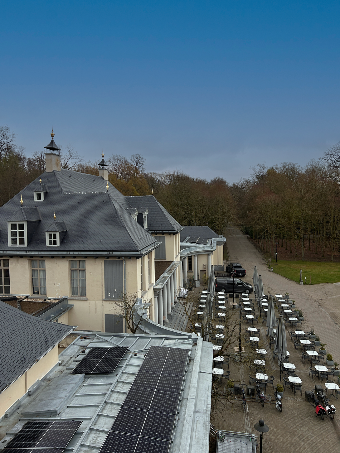 Kasteel Rivierenhof met nieuw dak en het terras rechts