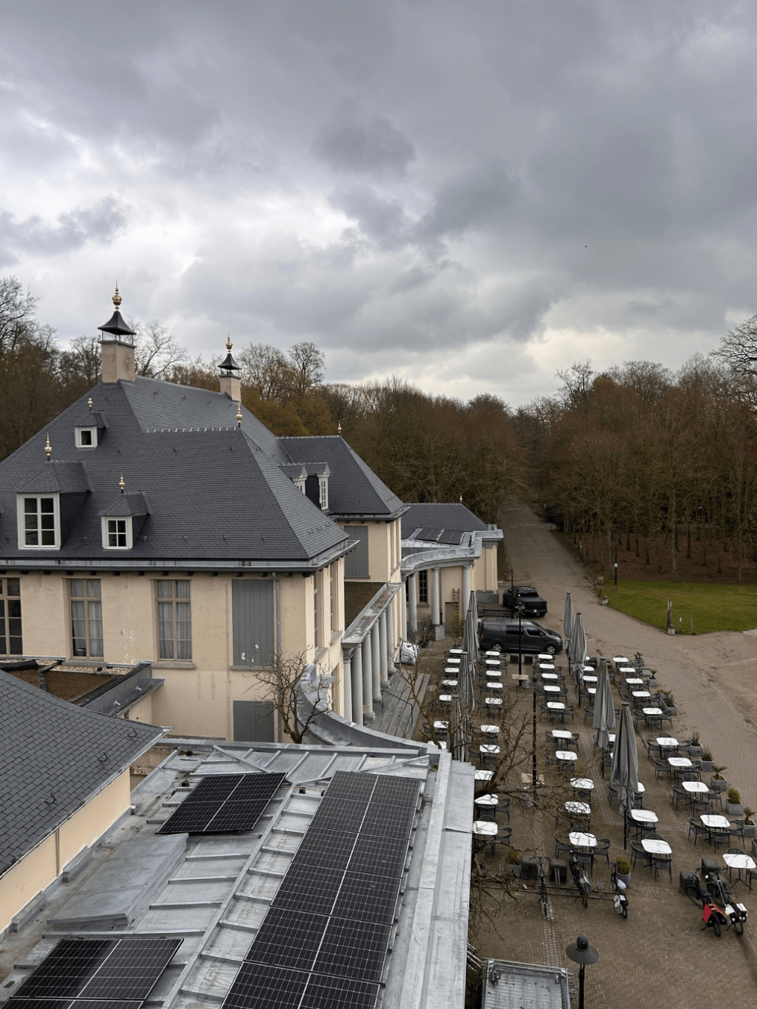 Links het kasteel en rechts het terras
