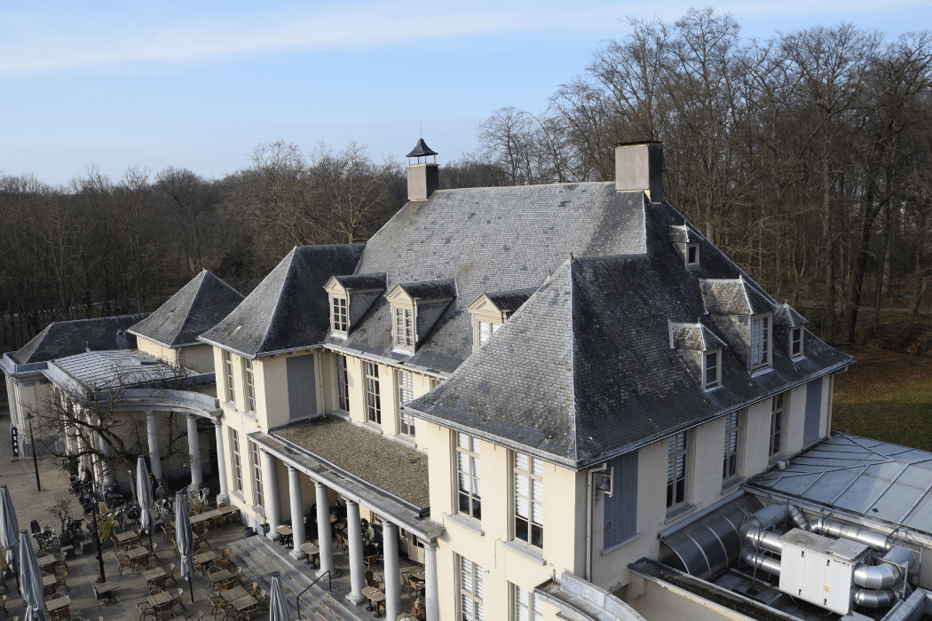 Schuin perspectief op Kasteel Rivierenhof met links het terras