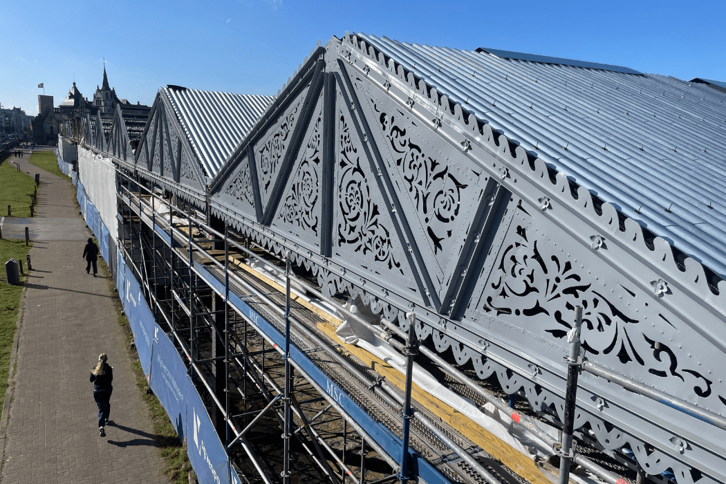 Detail van stalen dakconstructie met naastliggend pad