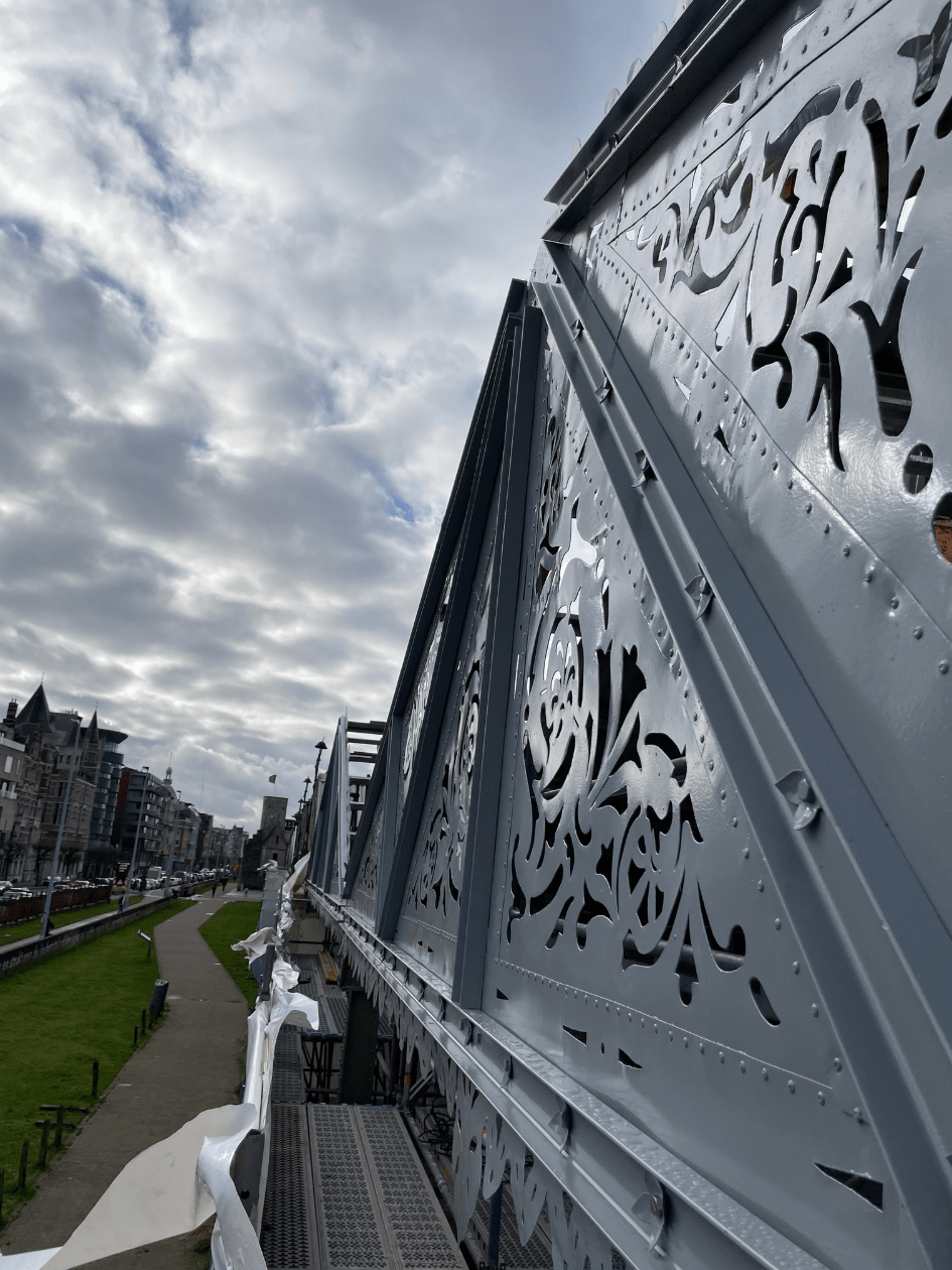 Detail staalconstructie met uitzicht op de stad