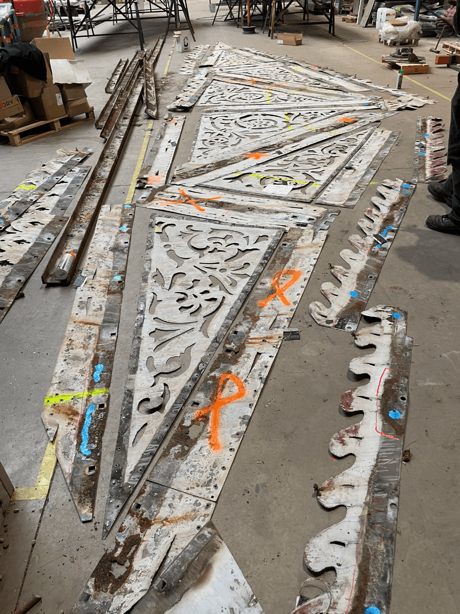 Detail van de stalen constructies, uitgelegd op de grond