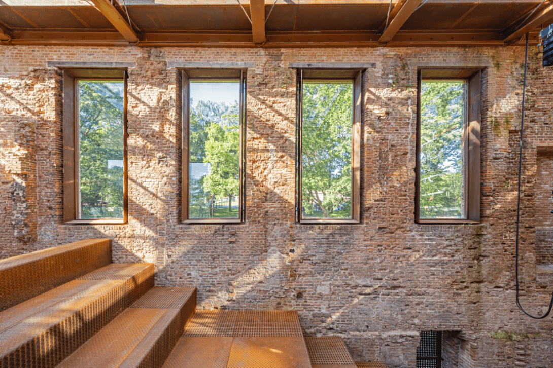 Detailfoto interieur van stalen trap en vensters