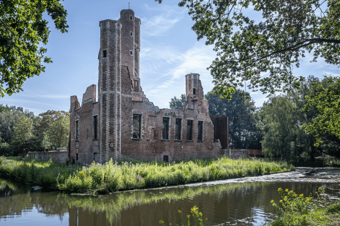 Ter Elst ruïne in landschap met vijver
