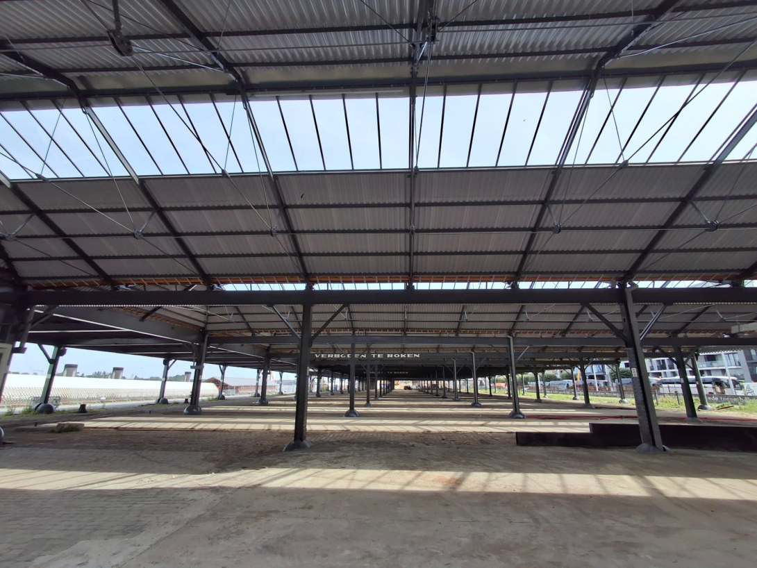 Onder de hangars